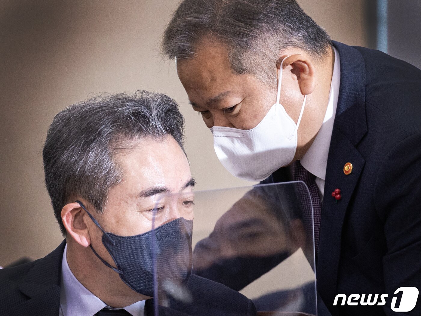 본문 이미지 - 이상민 행정안전부 장관(오른쪽)과 윤희근 경찰청장이 27일 오전 서울 여의도 국회에서 열린 용산 이태원 참사 진상규명과 재발방지를 위한 국정조사특별위원회 전체회의에서 대화를 하고 있다. 2022.12.27/뉴스1 ⓒ News1 이재명 기자