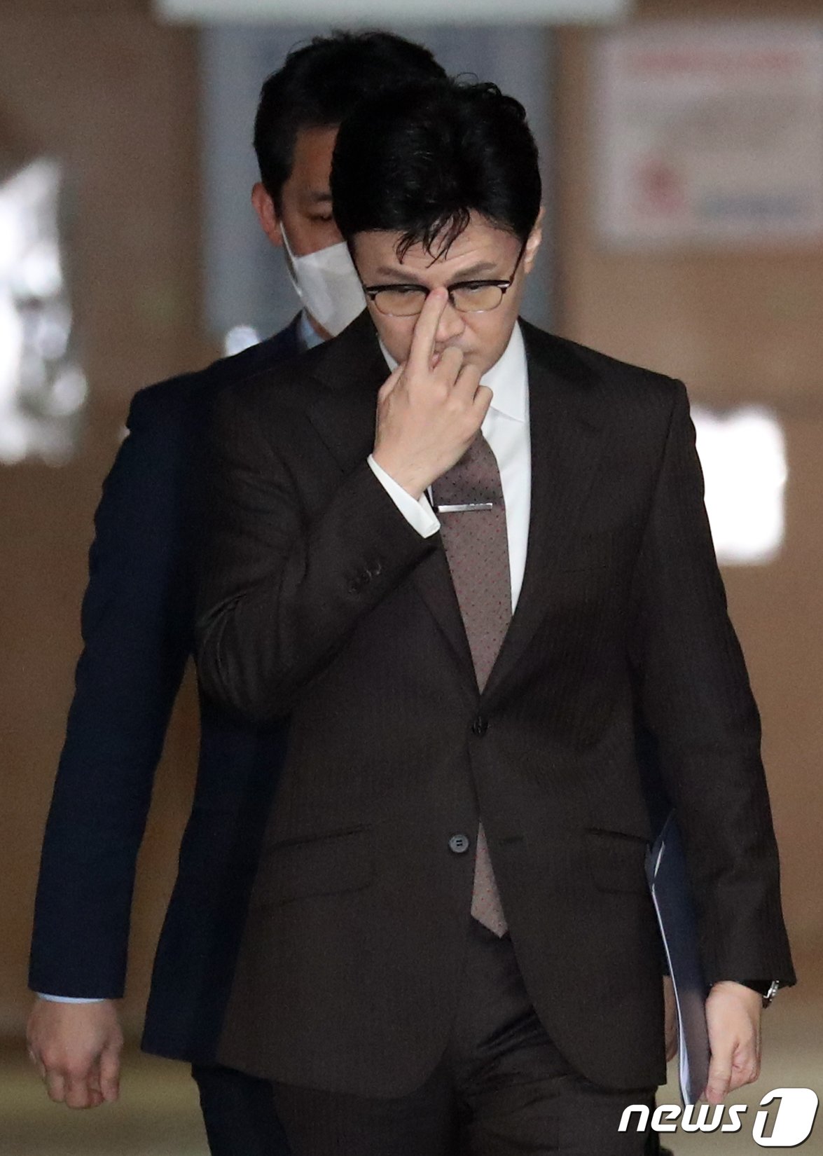 본문 이미지 - 한동훈 법무부 장관이 27일 오후 서울 종로구 세종대로 정부서울청사에서 2023년 신년 특별사면·복권 관련 발표를 하기 위해 이동하고 있다. 2022.12.27/뉴스1 ⓒ News1 김명섭 기자