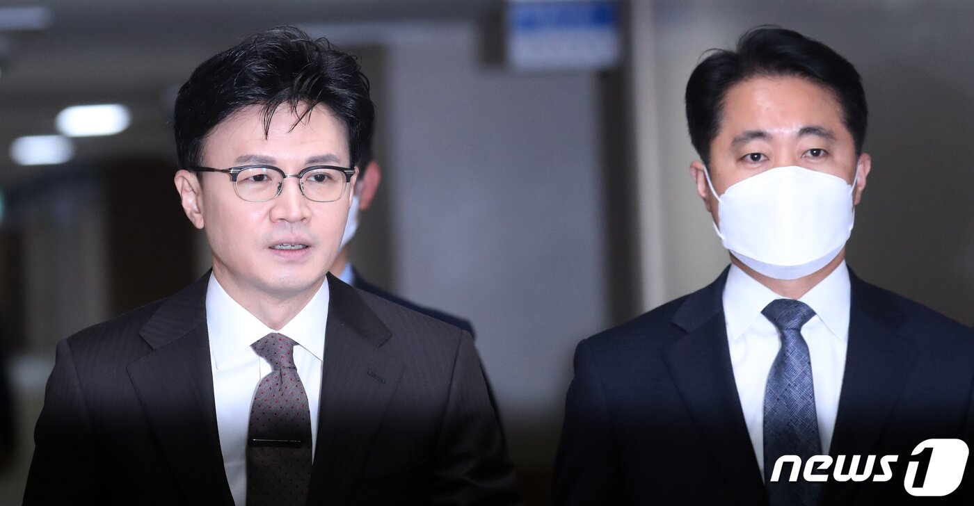 본문 이미지 - 한동훈 법무부 장관(왼쪽)과 신자용 검찰국장이 27일 오후 서울 종로구 세종대로 정부서울청사에서 2023년 신년 특별사면·복권 관련 발표를 하기 위해 이동하고 있다. 2022.12.27/뉴스1 ⓒ News1 김명섭 기자