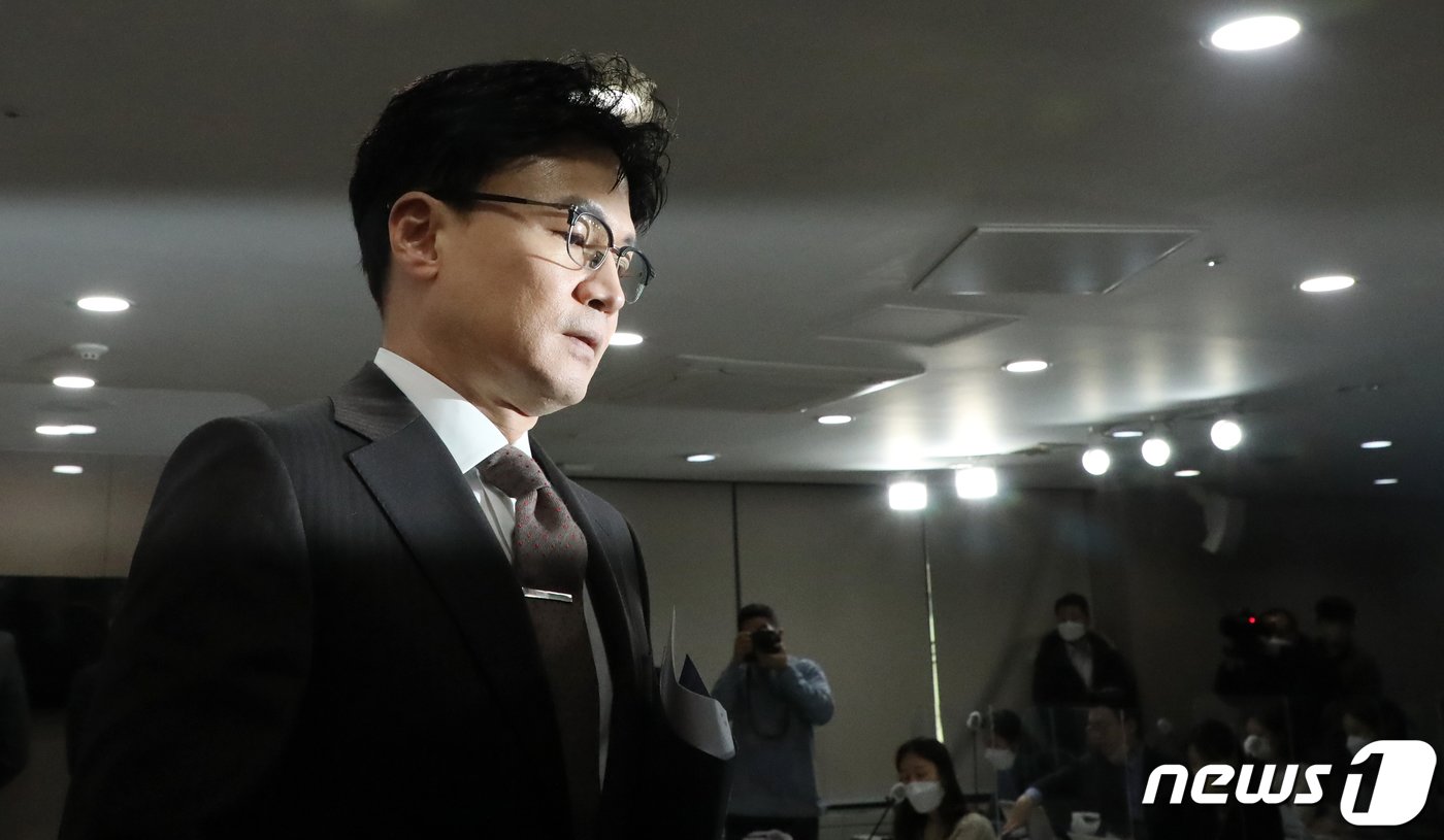 본문 이미지 - 한동훈 법무부 장관이 27일 오후 서울 종로구 세종대로 정부서울청사에서 2023년 신년 특별사면·복권 관련 발표를 마치고 이동하고 있다. 2022.12.27/뉴스1 ⓒ News1 김명섭 기자