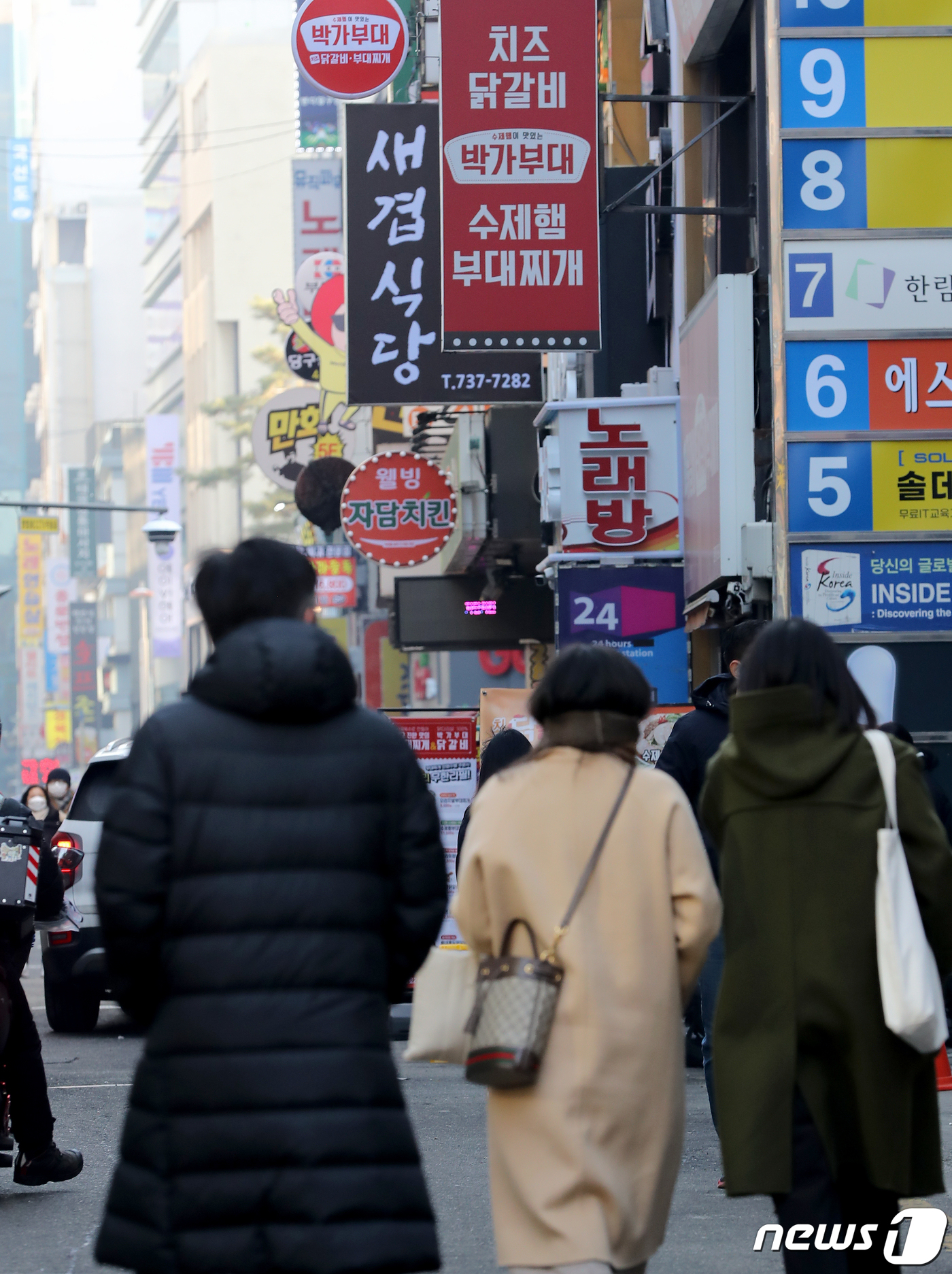 (서울=뉴스1) 장수영 기자 = 27일 오후 서울 종로구 식당가에서 직장인들이 점심시간에 맞춰 식당으로 이동하고 있다.한국은행이 발표한 12월 소비자동향조사 결과에 따르면 소비자심 …