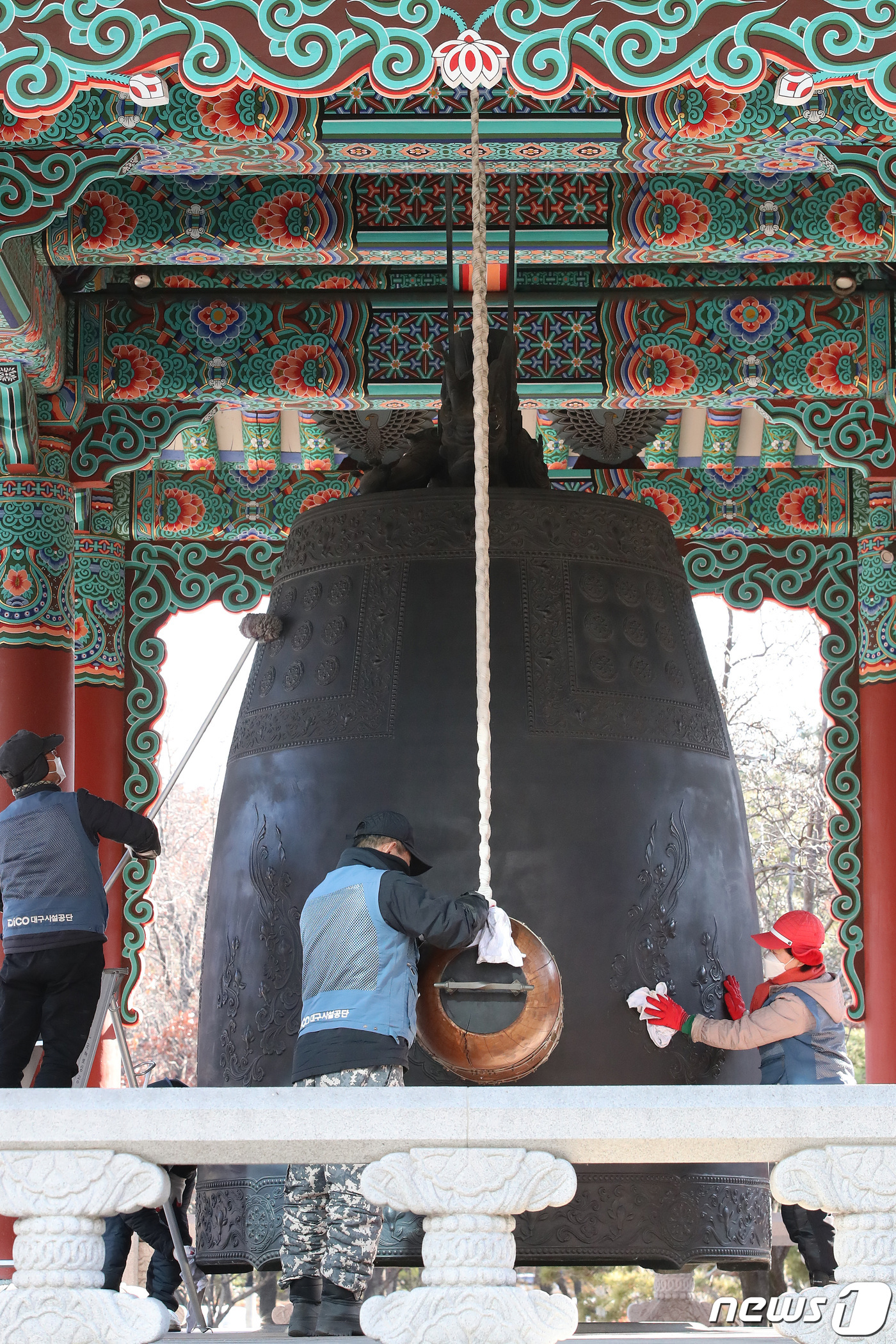 (대구=뉴스1) 공정식 기자 = 27일 오후 대구 중구 국채보상운동기념공원에서 대구공공시설관리공단 관계자들이 2023년 계묘년(癸卯年) 새해를 앞두고 2022년 묵은 때를 벗기기 …