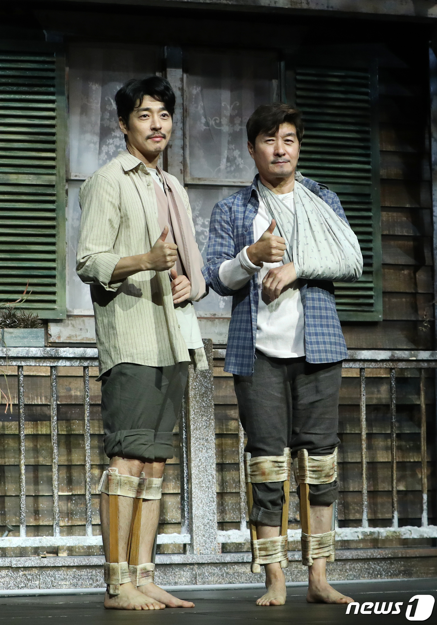 (서울=뉴스1) 권현진 기자 = 배우 서지석과 김상중(오른쪽)이 27일 서울 종로구 세종문화관 M씨어터에서 열린 연극 '미저리' 프레스콜에서 포즈를 취하고 있다. 2022.12.2 …