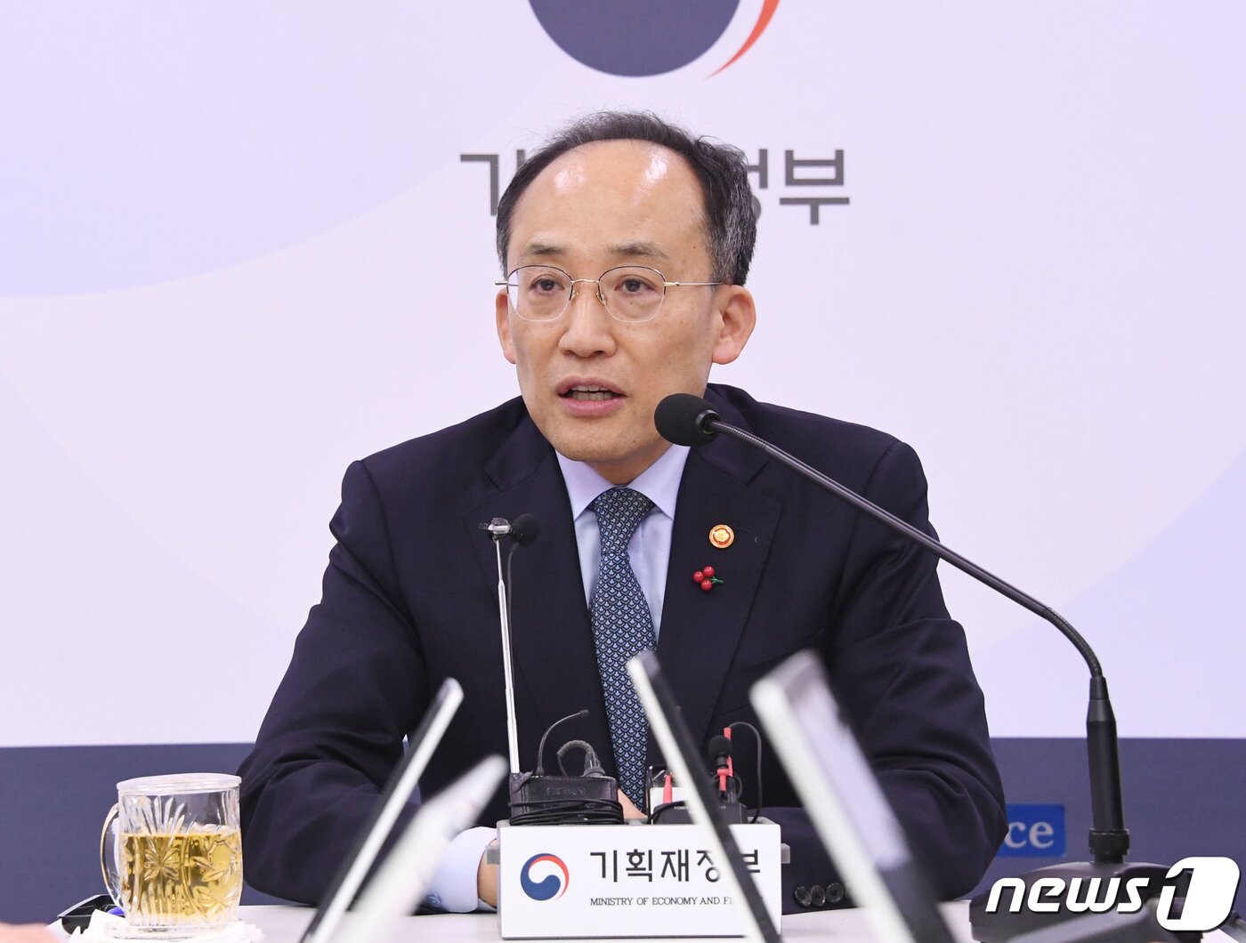 본문 이미지 - 추경호 경제부총리 겸 기획재정부 장관이 27일 오후 정부세종청사 기재부 기자실에서 최근 주요 경제현안과 관련해 출입기자 간담회를 하고 있다. &#40;기획재정부 제공&#41; 2022.12.27/뉴스1
