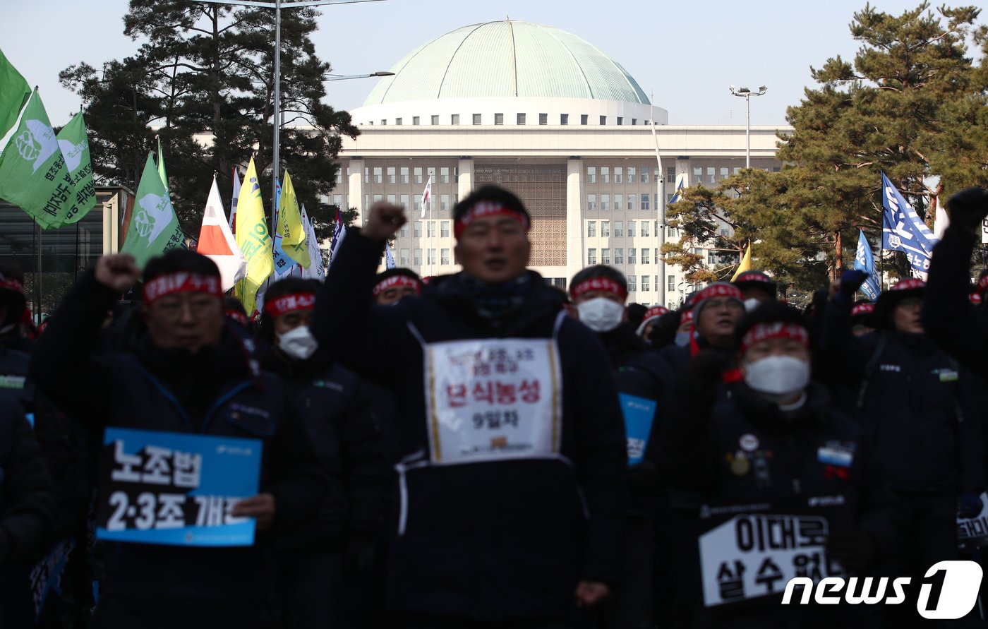 양경수 민주노총 위원장을 비롯한 조합원들이 27일 오후 서울 여의도 국회 앞에서 &#39;노란봉투법&#39;으로 불리는 노동조합 및 노동관계조정법&#40;노조법&#41; 2·3조 개정과 손배가압류 철회 등을 촉구하는 결의대회를 하고 있다. 2022.12.27/뉴스1 ⓒ News1 김민지 기자