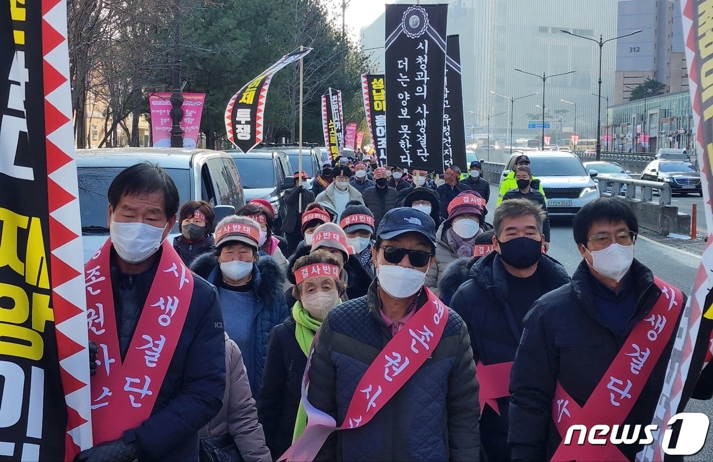 27일 충남 천안시 성남면 주민들이 불당동 일원에서 폐기물 처리시설 조성을 반대하며 상여 시위를 벌이고 있다.  2022.12.27. /뉴스1 ⓒ News1 이시우 기자