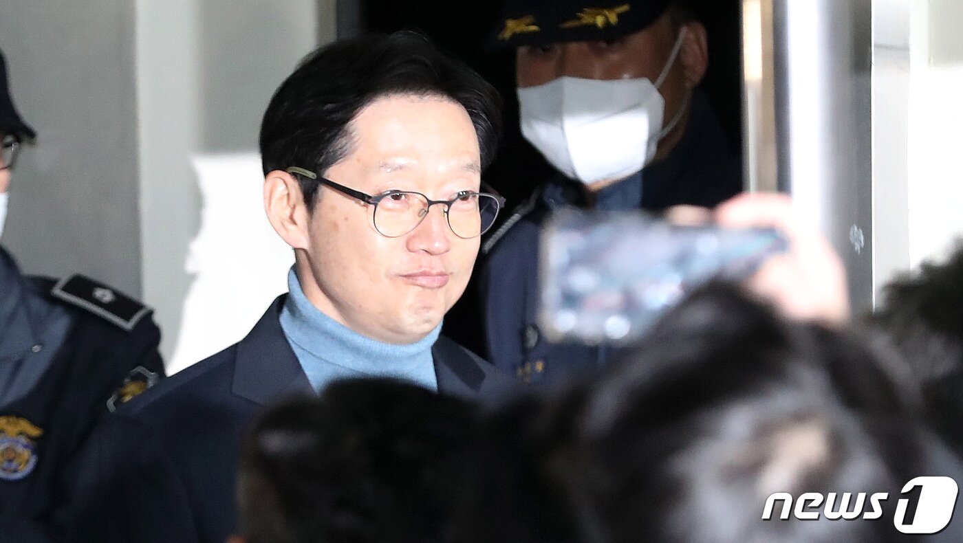 본문 이미지 - 김경수 전 경남도지사가 28일 경남 창원시 마산회원구 창원교도소에서 특별사면으로 출소하고 있다. 2022.12.28/뉴스1 ⓒ News1 윤일지 기자