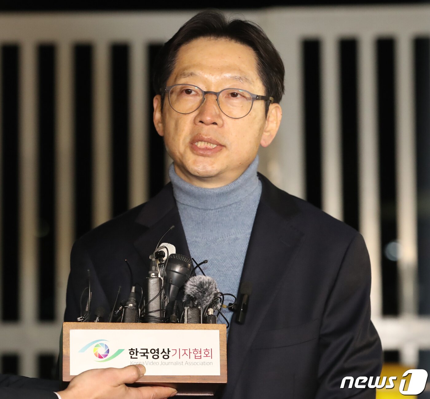 본문 이미지 - 김경수 전 경남도지사가 28일 경남 창원시 마산회원구 창원교도소에서 특별사면으로 출소하며 심경을 밝히고 있다. 2022.12.28/뉴스1 ⓒ News1 윤일지 기자
