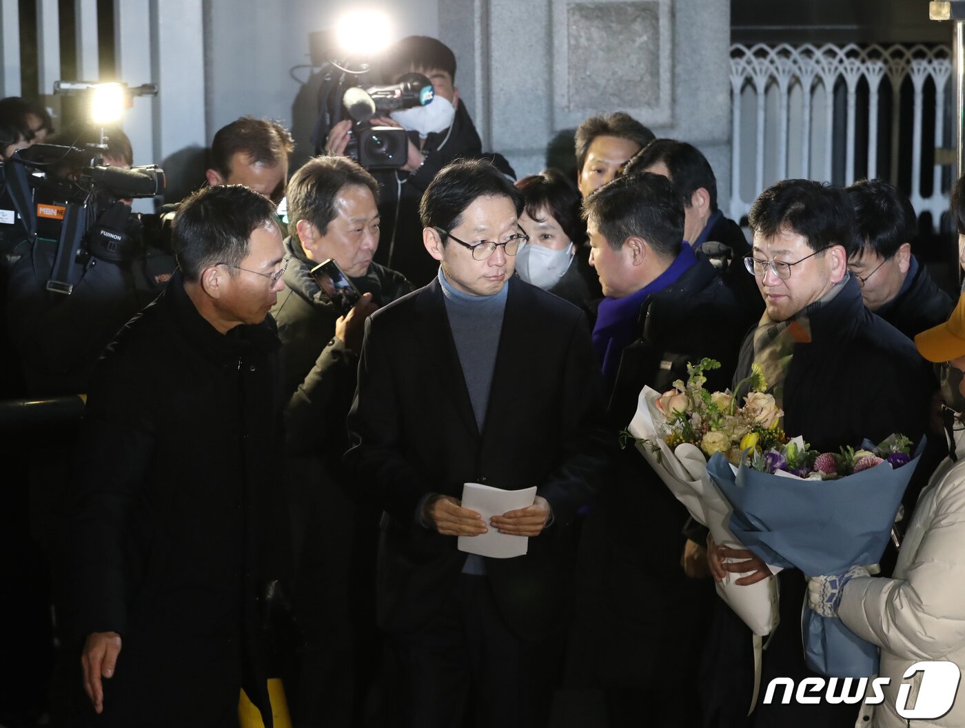 본문 이미지 - 김경수 전 경남도지사가 28일 경남 창원시 마산회원구 창원교도소에서 특별사면으로 출소하고 있다. 2022.12.28/뉴스1 ⓒ News1 윤일지 기자