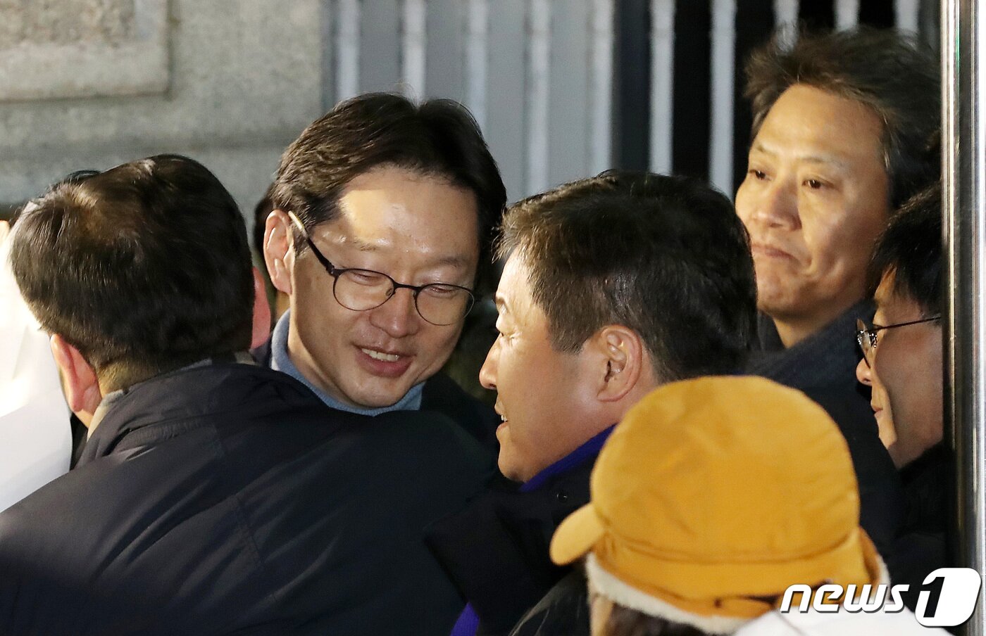 본문 이미지 - 김경수 전 경남도지사가 28일 경남 창원시 마산회원구 창원교도소에서 특별사면으로 출소하며 지인과 포옹하고 있다. 2022.12.28/뉴스1 ⓒ News1 윤일지 기자