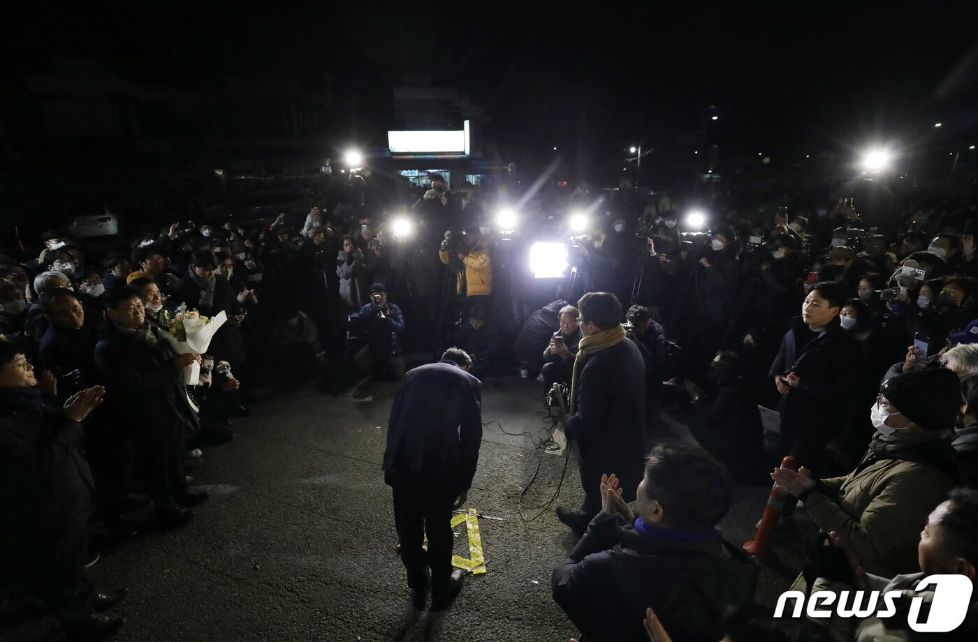 본문 이미지 - 김경수 전 경남도지사가 28일 경남 창원시 마산회원구 창원교도소에서 특별사면으로 출소하며 심경을 밝힌 뒤 인사하고 있다. 2022.12.28/뉴스1 ⓒ News1 윤일지 기자