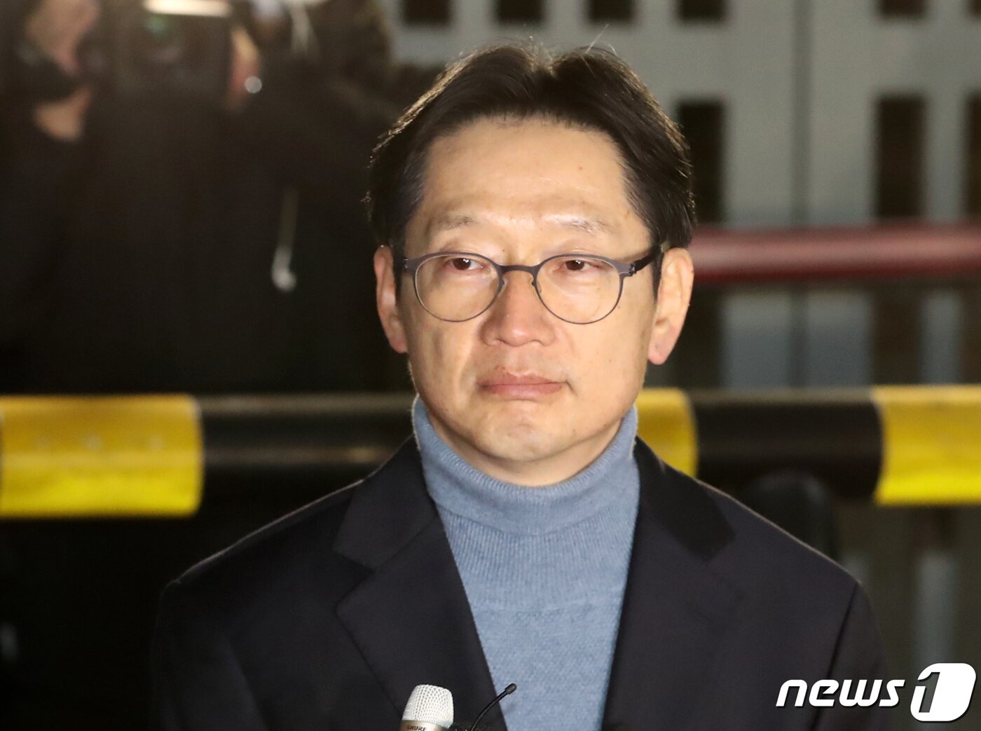 본문 이미지 - 김경수 전 경남도지사가 28일 경남 창원시 마산회원구 창원교도소에서 특별사면으로 출소하며 생각에 잠겨 있다. 2022.12.28/뉴스1 ⓒ News1 윤일지 기자
