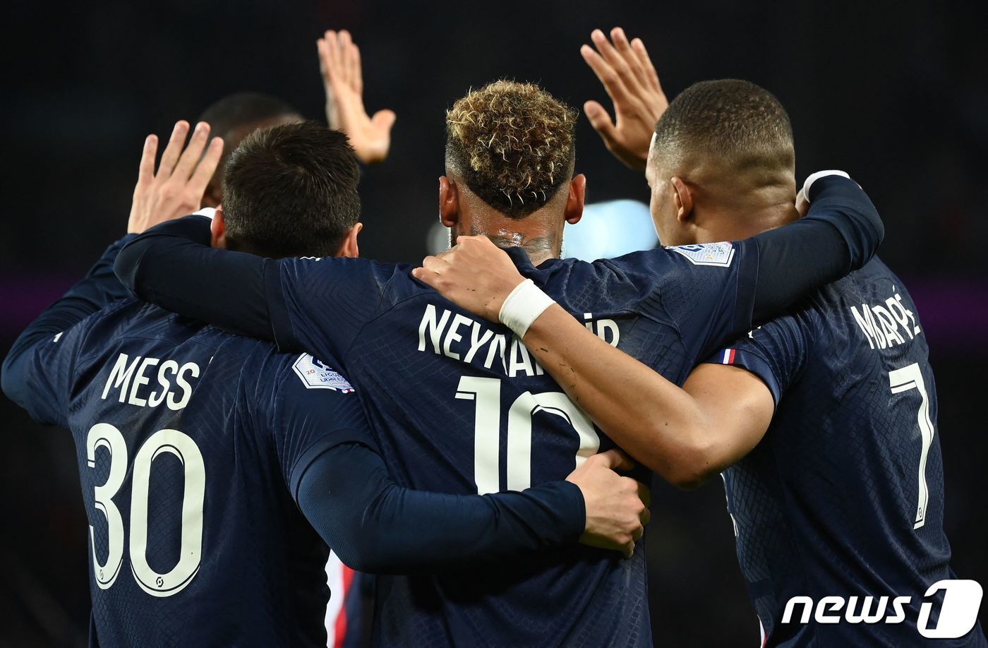 본문 이미지 - 2022-23시즌 활약했떤 메시(왼쪽부터), 네이마르, 음바페. ⓒ AFP=뉴스1