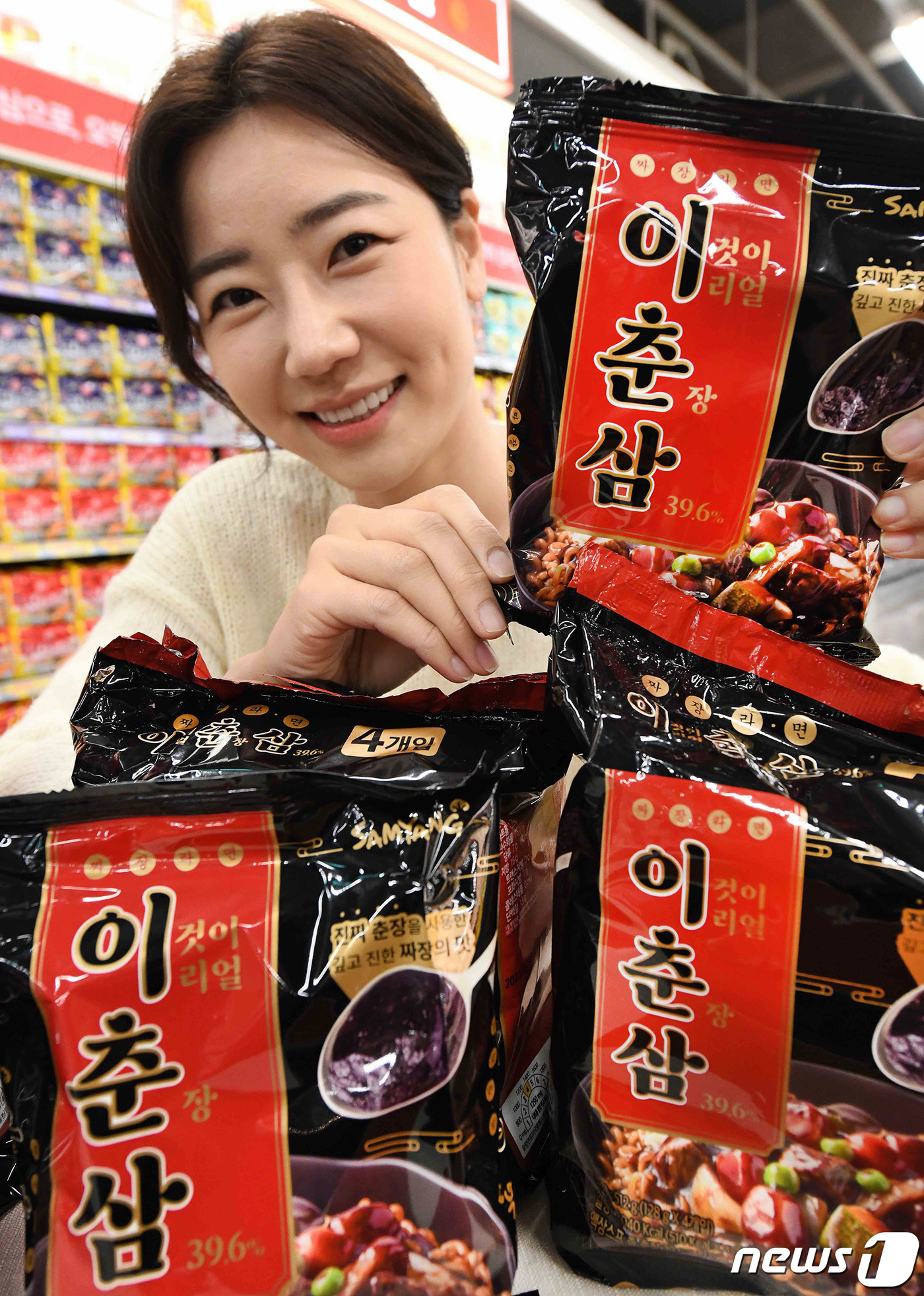 (서울=뉴스1) = 28일 서울시 등촌동 홈플러스 메가푸드마켓 강서점에서 모델이 짜장라면 신상품 ‘이춘삼’(이것이 리얼 춘장 39.6%)을 선보이고 있다.홈플러스는 오는 29일부터 …