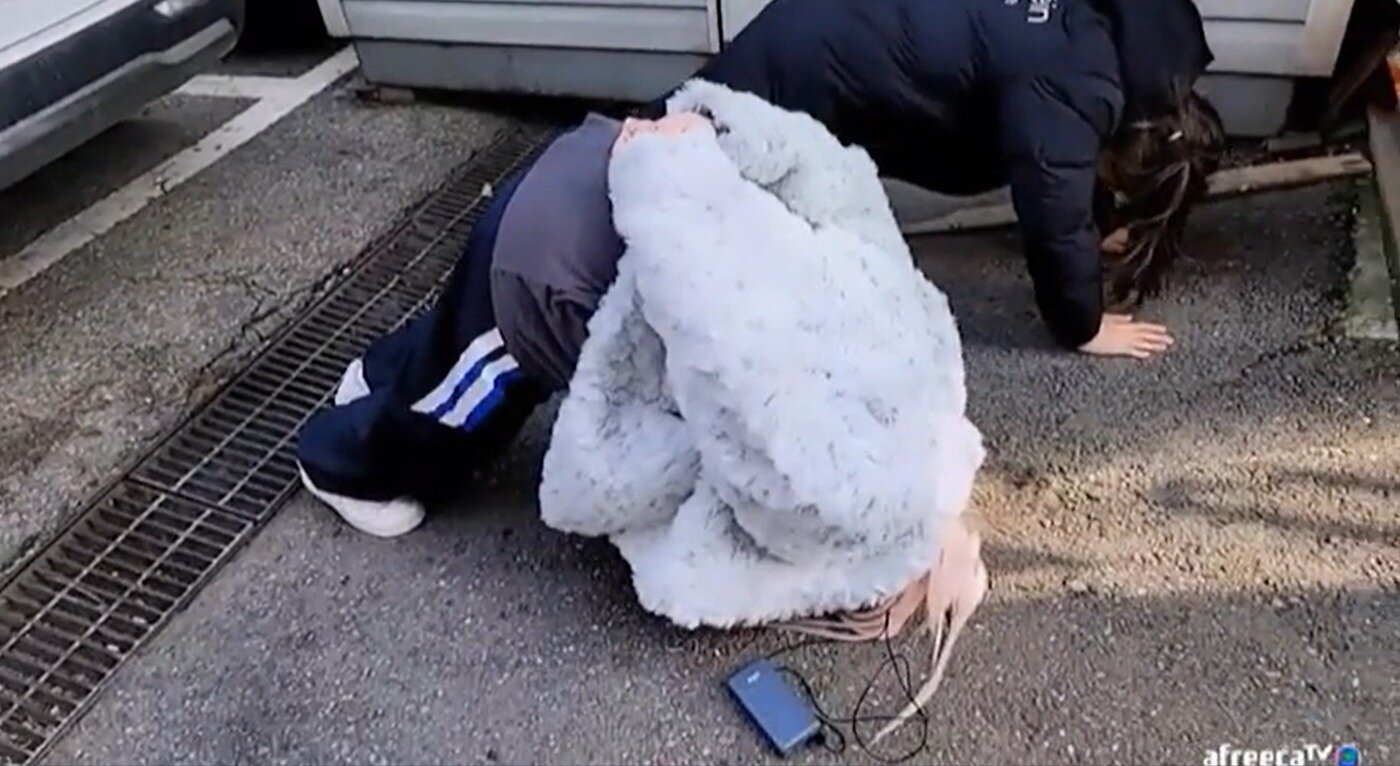 본문 이미지 - 경비원을 향해 막말한 아프리카TV 여성 BJ들. (온라인 커뮤니티 갈무리)