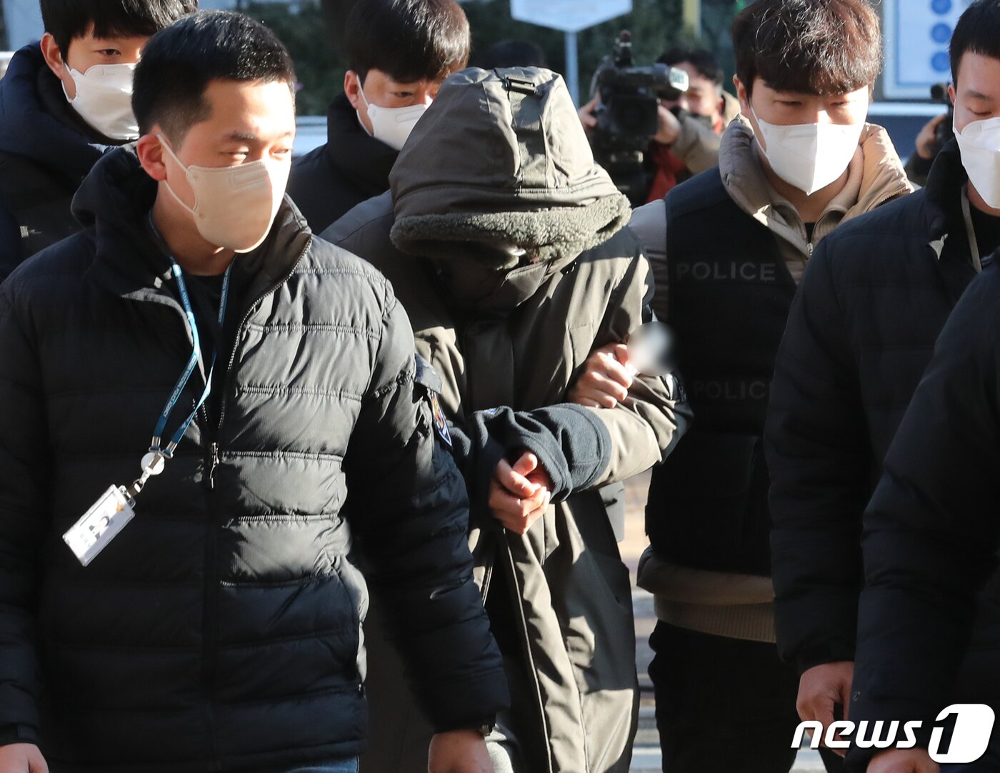본문 이미지 - 경기 파주시에서 택시 기사와 동거녀를 살해한 혐의를 받는 이기영(31)이 지난달 28일 오전 경기 고양시 의정부지방법원 고양지원에서 열린 '살인 및 사체 은닉' 혐의 구속 전 피의자 심문(영장실질심사)에 출석하고 있다.2022.12.28/뉴스1 ⓒ News1 송원영 기자