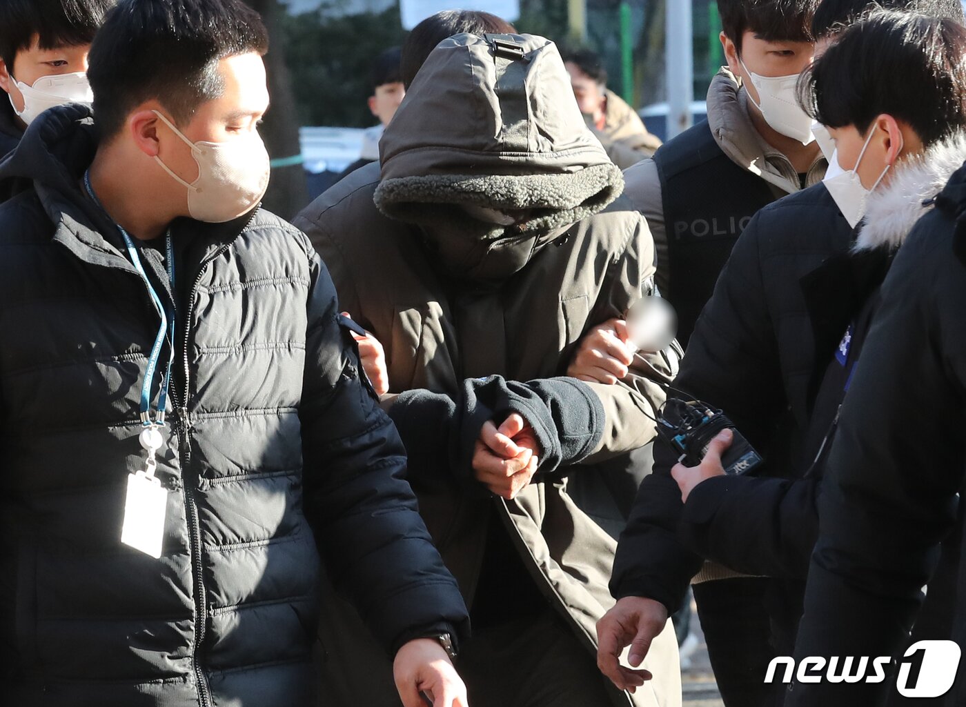 본문 이미지 - 경기 파주시에서 택시 기사와 동거녀를 살해한 혐의를 받는 30대 남성 이 모씨가 28일 오전 경기 고양시 의정부지방법원 고양지원에서 열린 '살인 및 사체 은닉' 혐의 구속 전 피의자 심문(영장실질심사)에 출석하고 있다. 2022.12.28/뉴스1 ⓒ News1 송원영 기자