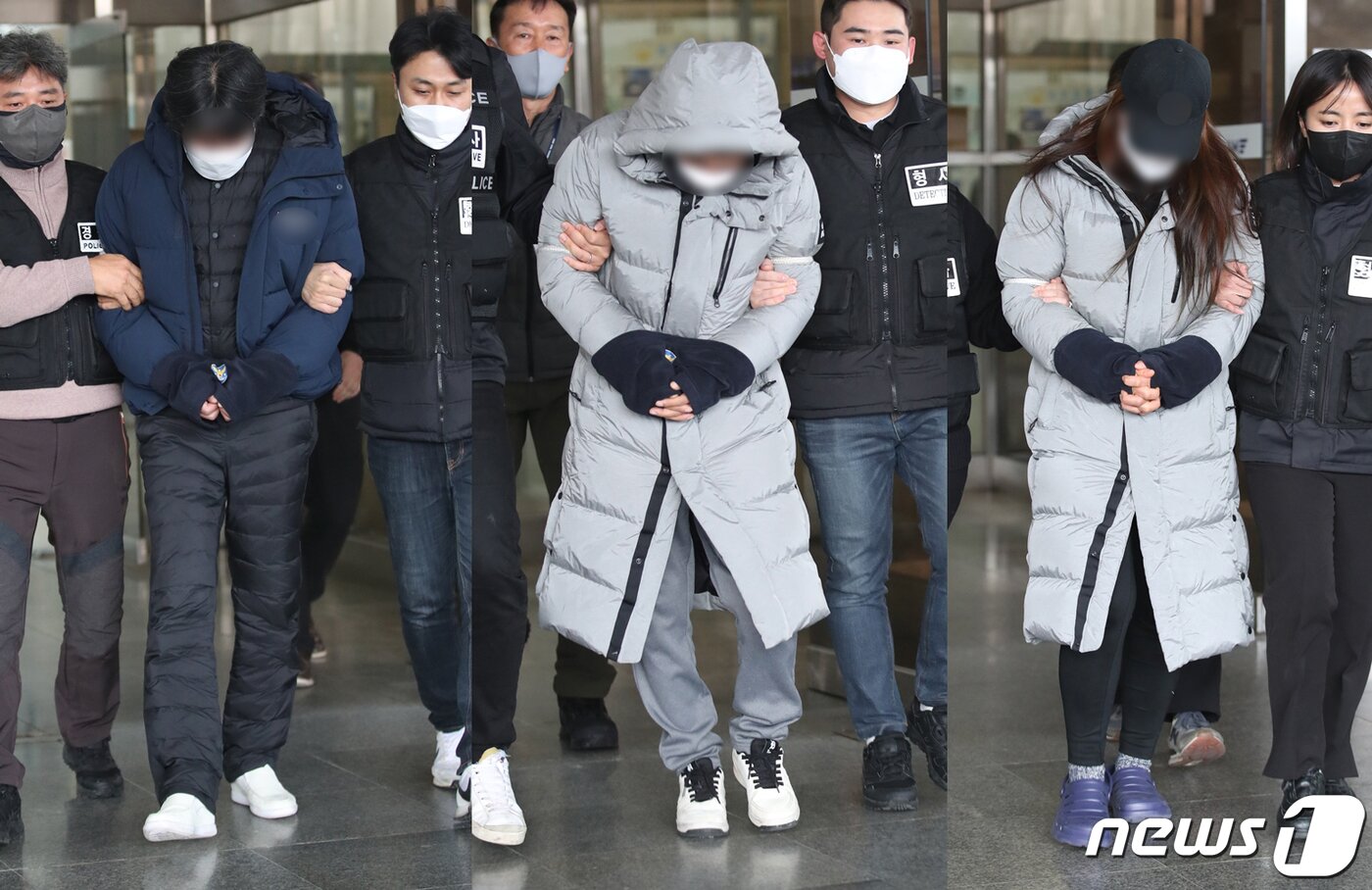 본문 이미지 - 제주 유명 식당 대표 강도살인 피의자들이 28일 오후 제주동부경찰서에서 검찰로 송치되고 있다. 왼쪽부터 50대 남성 박모씨와 김모씨, 40대 이모씨. 2022.12.28/뉴스1 ⓒ News1 오현지 기자