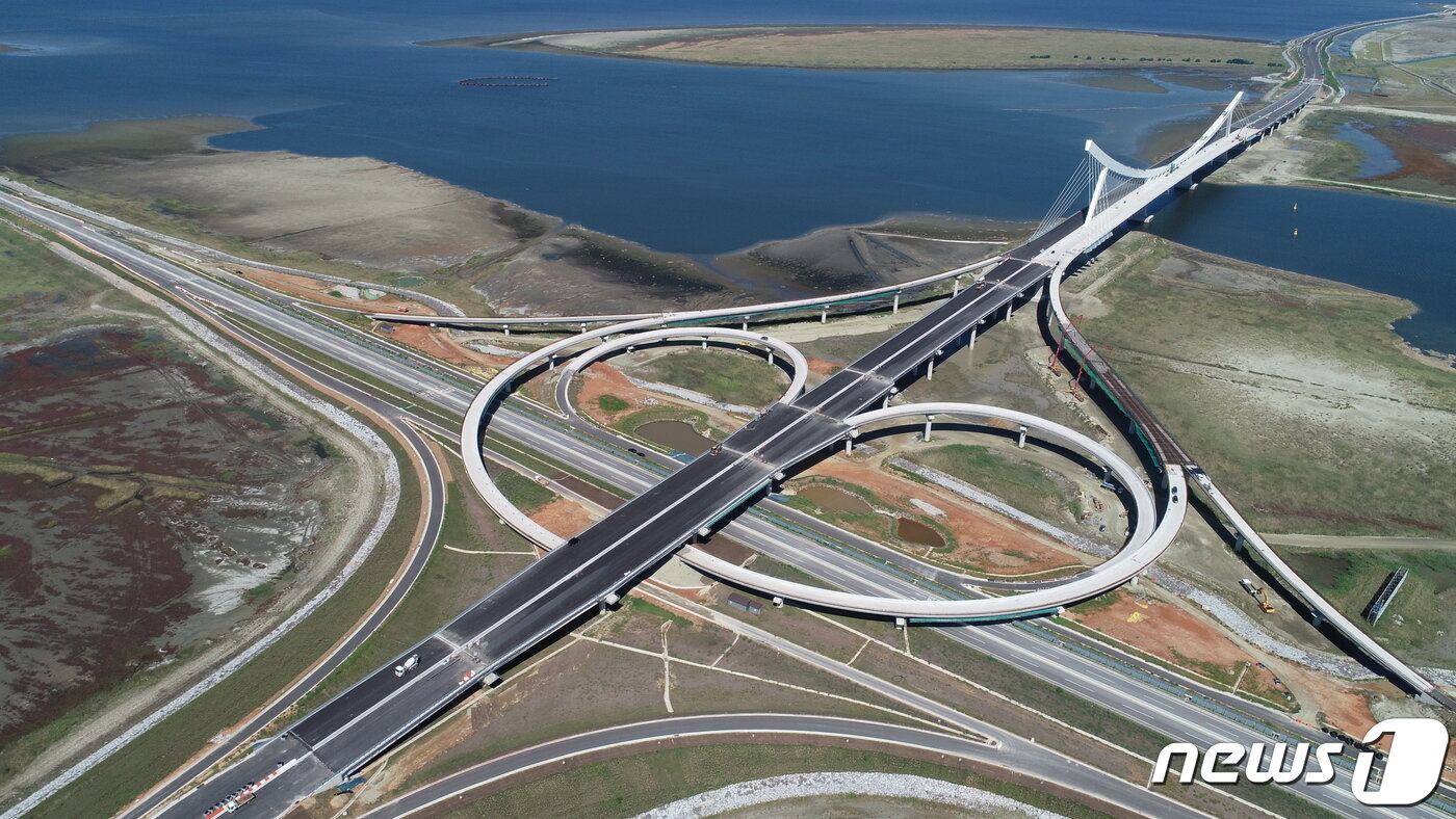 본문 이미지 - 새만금 남북도로 동서도로 교차지점(분기점).2022.12.28.(새만금개발청 제공)/뉴스1