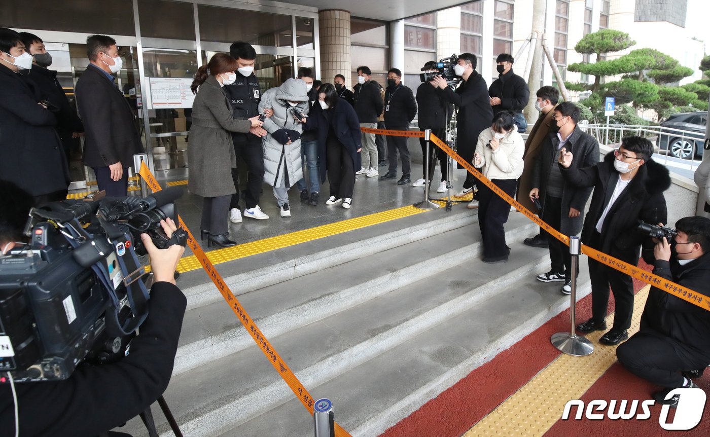 제주 유명 식당 대표 강도살인 피의자인 50대 김모씨가 28일 오후 제주동부경찰서에서 검찰로 송치되고 있다. 2022.12.28/뉴스1 ⓒ News1 오현지 기자