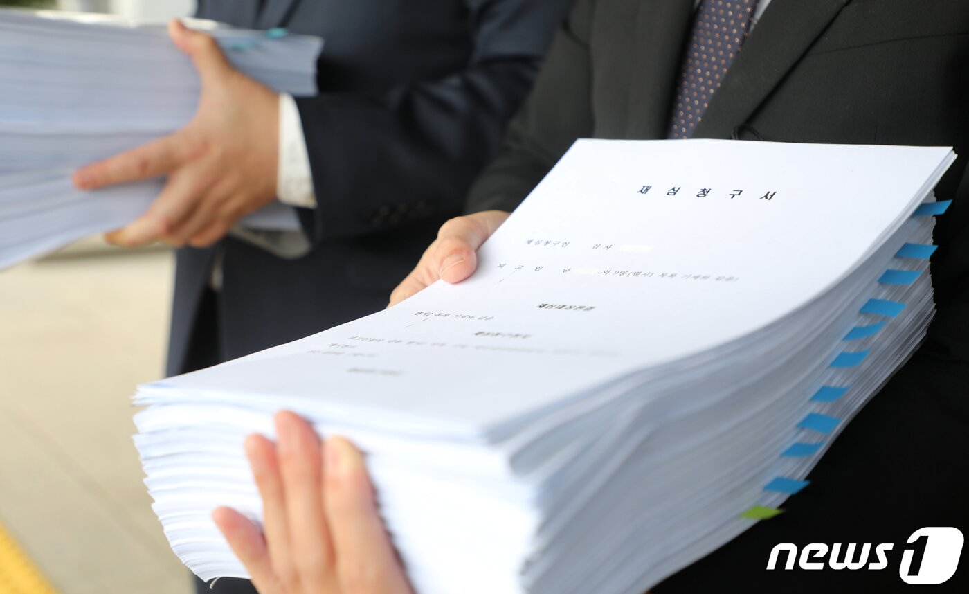 본문 이미지 - 제주지방검찰청이 28일 오후 제주지방법원에 제주4·3 일반재판 수형인 10명에 대한 제1차 직권재심 청구서를 제출했다.2022.12.28 ⓒ 뉴스1 오미란 기자