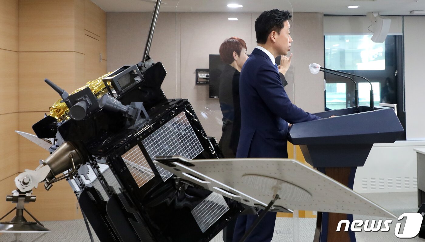 본문 이미지 - 오태석 과학기술정보통신부 제1차관이 28일 오후 서울 종로구 세종대로 정부서울청사에서 '다누리' 달 궤도 진입 최종 성공 관련 발표를 하고 있다. 2022.12.28/뉴스1 ⓒ News1 김명섭 기자