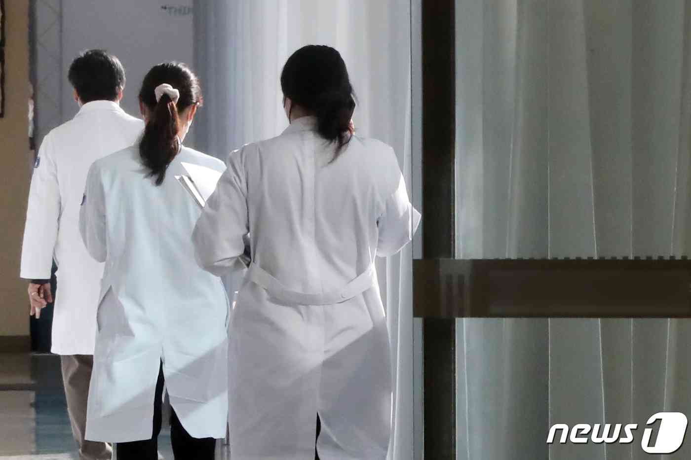 28일 서울 시내 한 대학병원에서 의료진이 발걸음을 옮기고 있다. 2022.12.28/뉴스1 © News1 황기선 기자