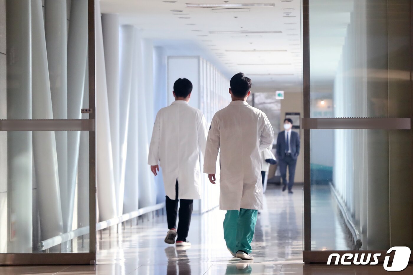본문 이미지 - 28일 서울 시내 한 대학병원에서 의료진이 발걸음을 옮기고 있다. /뉴스1 ⓒ News1 황기선 기자