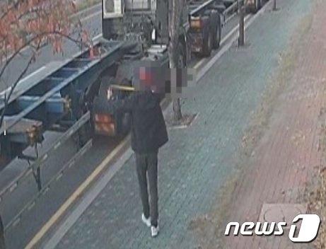 본문 이미지 - 쇠구슬 발사 연습하는 A씨 모습.&#40;부산지검 서부지청 제공&#41;