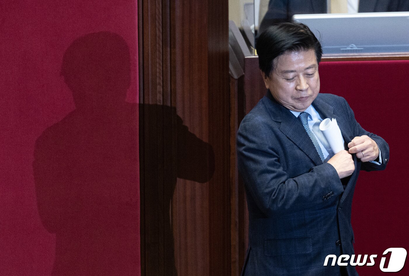 본문 이미지 - 노웅래 더불어민주당 의원이 28일 오후 서울 여의도 국회에서 열린 제401회 국회(임시회) 제4차 본회의에서 자신의 체포동의안에 대한 신상 발언을 마친 후 자리로 향하고 있다. 2022.12.28/뉴스1 ⓒ News1 이재명 기자