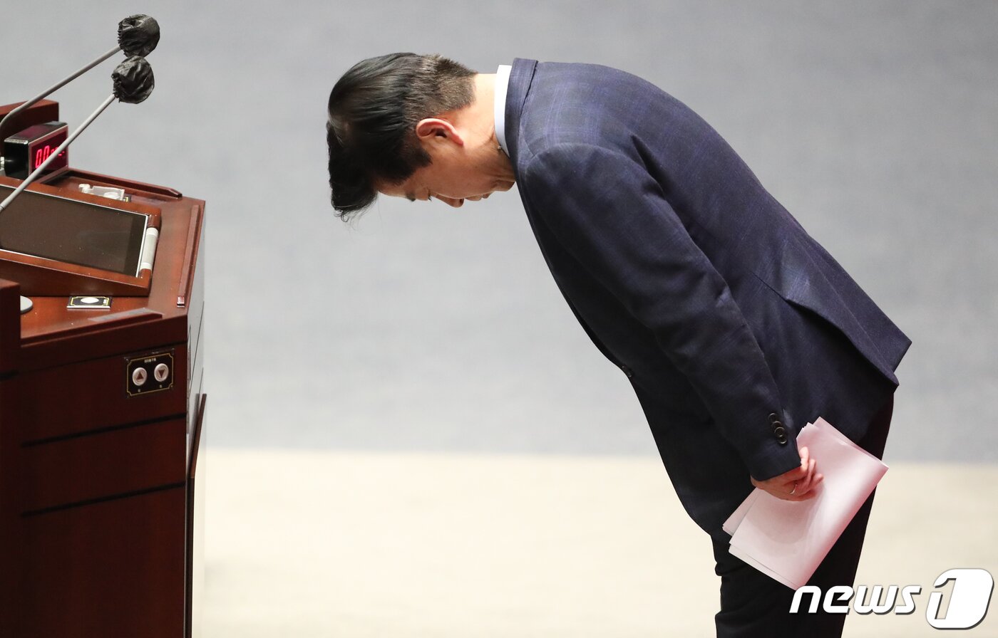 본문 이미지 - 노웅래 더불어민주당 의원이 28일 서울 여의도 국회에서 열린 본회의에서 국회의원(노웅래) 체포동의안에 대한 신상 발언을 마친 뒤 인사하고 있다. 2022.12.28/뉴스1 ⓒ News1 허경 기자