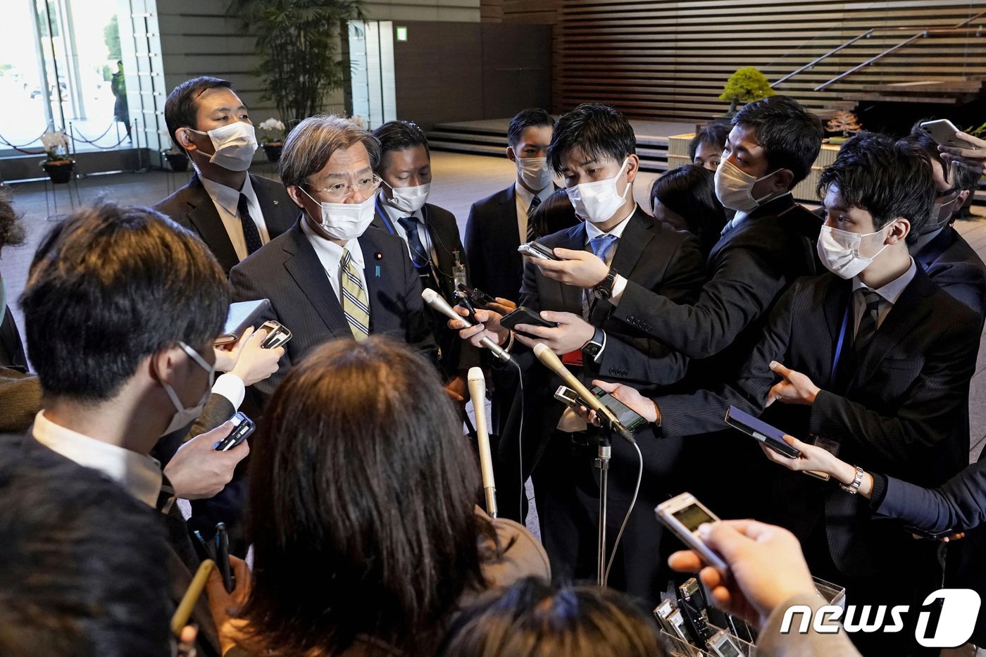 본문 이미지 - 아키바 겐야 일본 부흥상이 27일 &#40;현지시간&#41; 도쿄 총리 관저 앞에서 정치자금 의혹과 옛 통일교 관련 의혹으로 기시다 후미오 총리를 만난 뒤 사임을 밝히고 있다. ⓒ 로이터=뉴스1 ⓒ News1 우동명 기자