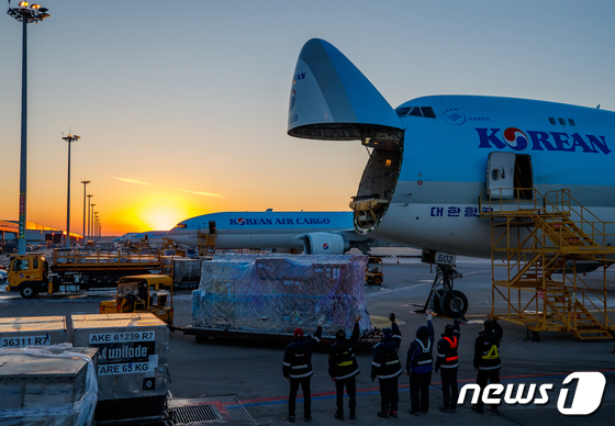 인천국제공항 화물터미널에 계류 중인 화물기 2022.12.30/뉴스1 © News1 민경석 기자
