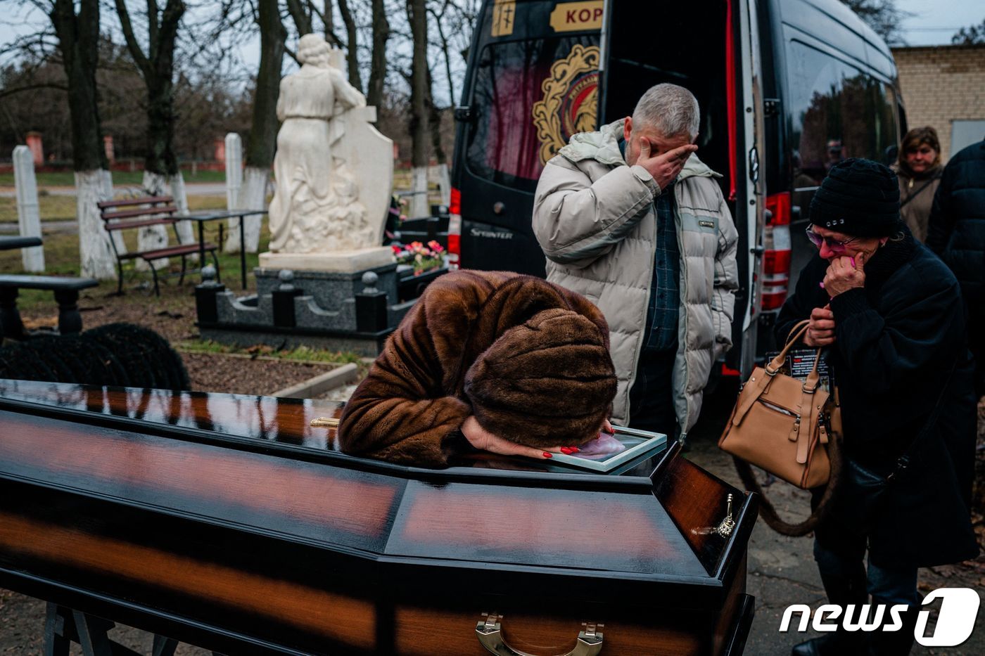 (헤르손 AFP=뉴스1) 김성식 기자 = 27일(현지시간) 우크라이나 남부 도시 헤르손에서 열린 장례식에서 스비틀라나 클리시치츠카(왼쪽)씨가 러시아군의 폭격에 숨진 딸 나탈리아 랴 …