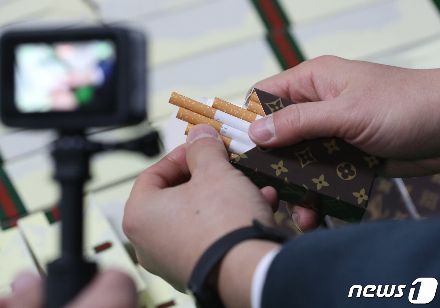 본문 이미지 - 29일 오전 서울 강남구 서울세관 창고에서 직원들이 패션 명품 브랜드로 포장된 수제 담배를 살펴보고 있다. 2022.12.29/뉴스1 ⓒ News1 송원영 기자