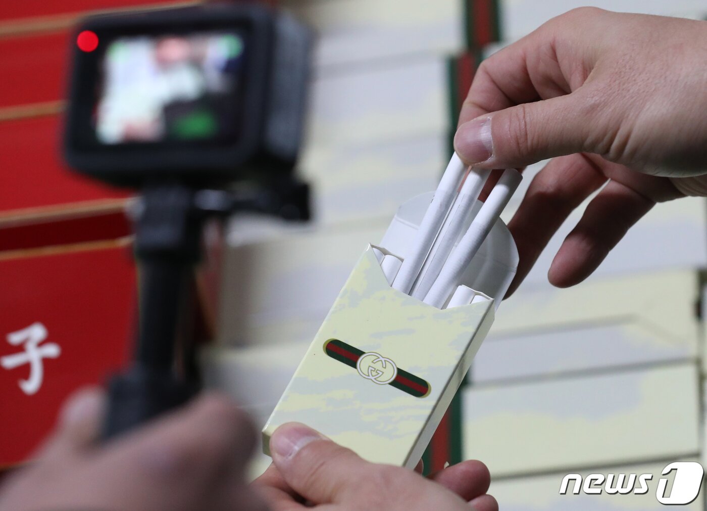 본문 이미지 - 29일 오전 서울 강남구 서울세관 창고에서 직원들이 패션 명품 브랜드로 포장된 수제 담배를 살펴보고 있다. 2022.12.29/뉴스1 ⓒ News1 송원영 기자