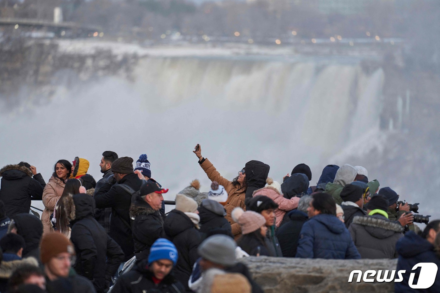 (나이아가라 폭포 AFP=뉴스1) 우동명 기자 = 28일(현지시간) 캐나다 온타리오주 나이아가라 폭포의 호스슈 폭포 앞에서 관광객들이 사진을 찍고 있다.ⓒ AFP=뉴스1