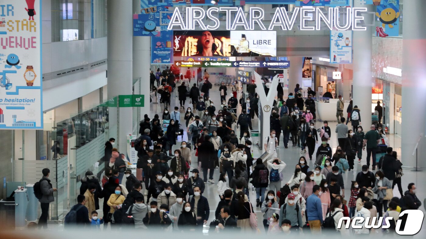 본문 이미지 - 지난 29일 인천국제공항 제1여객터미널에서 이용객들이 면세점을 둘러보고 있다. 2022.12.29/뉴스1 ⓒ News1 이동해 기자