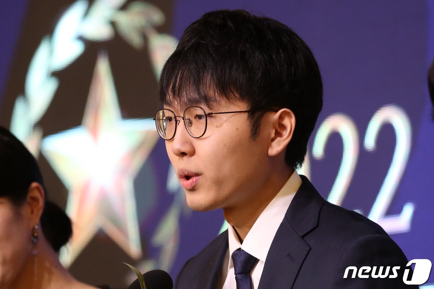 본문 이미지 - 신진서 9단이 29일 오전 서울 서초구 리버사이드 호텔에서 열린 '2022 바둑대상'에서 최우수기사상(MVP) 수상 소감을 밝히고 있다. 신진서 9단은 지난 2018년, 2020년, 2021년에 이어 네 번째 최우수기사상을 수상했다. 2022.12.29/뉴스1 ⓒ News1 이승배 기자