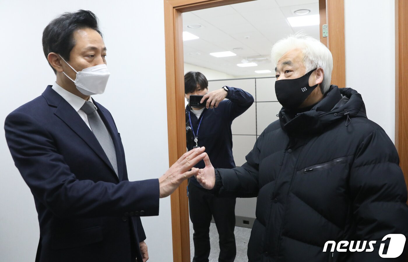 본문 이미지 - 오세훈 서울시장이 29일 서울 여의도 국회에서 열린 이태원 참사 진상규명과 재발방지를 위한 국정조사특별위원회 전체회의에 앞서 이종철 유가족 대표와 만나 대화하고 있다. 2022.12.29/뉴스1 ⓒ News1 허경 기자