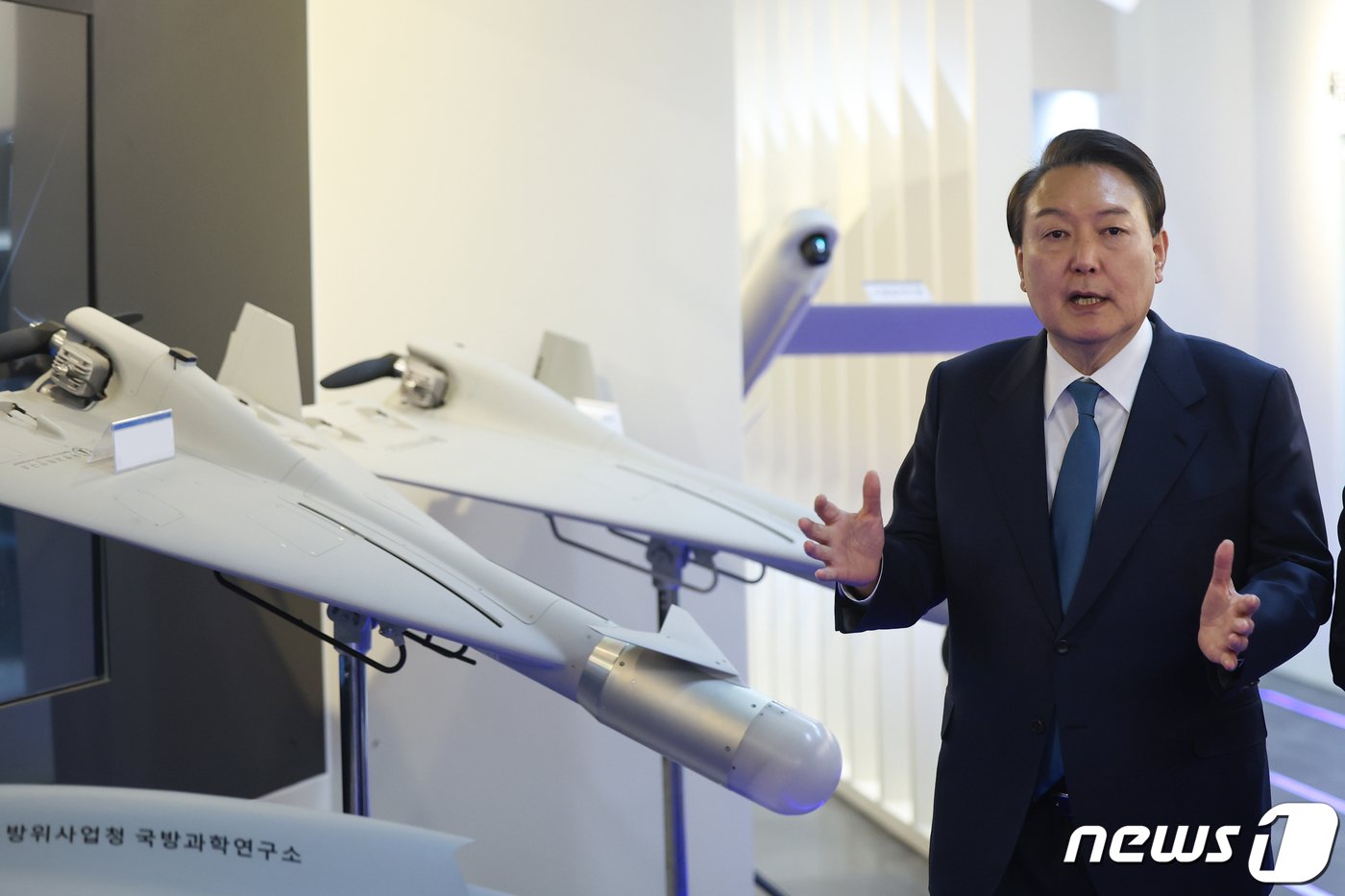 본문 이미지 - 윤석열 대통령이 29일 대전 국방과학연구소(ADD)를 방문했다. (대통령실 제공) 2022.12.29/뉴스1 ⓒ News1 오대일 기자