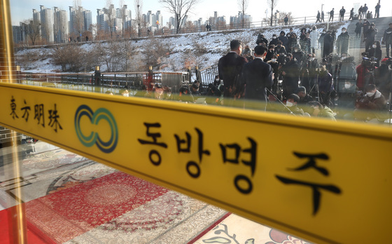 '中 비밀경찰 의혹' 동방명주 대표 재판행…업무상 횡령 혐의