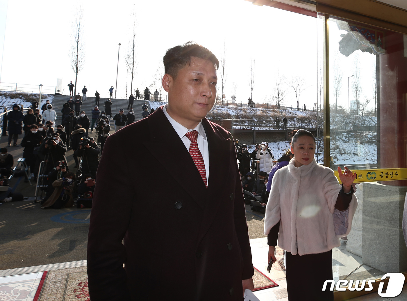 (서울=뉴스1) 김민지 기자 = 중국 '비밀 경찰서' 운영 의혹을 받는 중식당 동방명주 대표 왕해군 씨가 29일 서울 송파구 동방명주 앞에서 의혹과 관련한 입장 발표를 마친 뒤 내 …