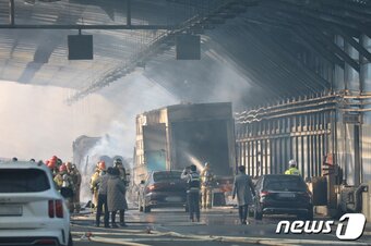 본문 이미지 - 29일 오후 경기도 과천시 갈현동 제2경인고속도로 북의왕IC 인근에서 트럭에 화재가 발생, 출동한 소방대원들이 화재 진압을 벌이고 있다. 2022.12.29/뉴스1 ⓒ News1 김영운 기자