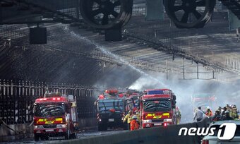 본문 이미지 - 29일 오후 경기도 과천시 갈현동 제2경인고속도로 북의왕IC 인근에서 트럭에 화재가 발생, 출동한 소방대원들이 화재 진압을 벌이고 있다. 2022.12.29/뉴스1 ⓒ News1 김영운 기자