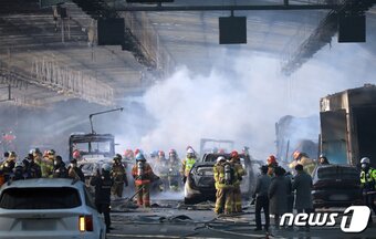 본문 이미지 - 29일 오후 경기도 과천시 갈현동 제2경인고속도로 북의왕IC 인근에서 트럭에 화재가 발생, 출동한 소방대원들이 화재 진압을 벌이고 있다. 2022.12.29/뉴스1 ⓒ News1 김영운 기자