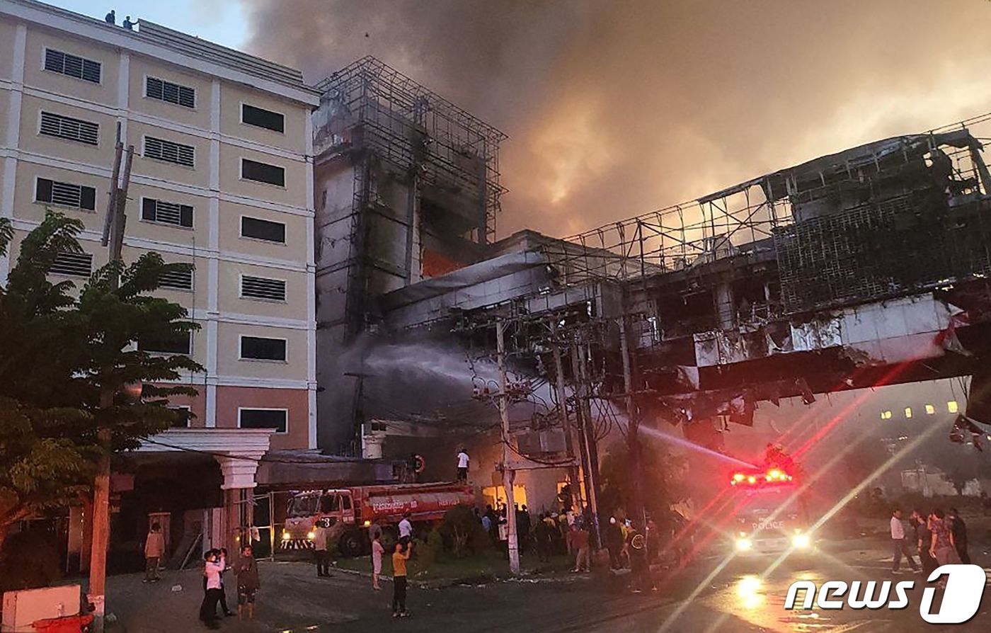 (AFP=뉴스1) 김민수 기자 = 29일 캄보디아 포이펫의 그랜드 다이아몬드 시티 호텔 카지노 화재 현장에서 소방관들이 화재를 진압하고 있다. 2022.12.29/뉴스1ⓒ AFP= …