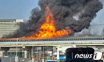 본문 이미지 - 29일 오후 경기도 과천시 갈현동 제2경인고속도로 북의왕IC 인근에서 트럭에 화재가 발생, 방음터널로 확대되고 있다. 이날 사고로 5명이 사망했으며, 소방 당국은 지휘차 등 장비 55대와 140명의 대원들이 출동해 화재 진압작전을 펼치고 있다. (독자 제공) 2022.12.29/뉴스1 ⓒ News1 신웅수 기자