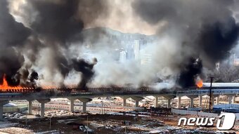본문 이미지 - 29일 오후 경기도 과천시 갈현동 제2경인고속도로 북의왕IC 인근에서 트럭에 화재가 발생, 방음터널로 확대되고 있다. 이날 사고로 5명이 사망했으며, 소방 당국은 지휘차 등 장비 55대와 140명의 대원들이 출동해 화재 진압작전을 펼치고 있다. (독자 제공) 2022.12.29/뉴스1