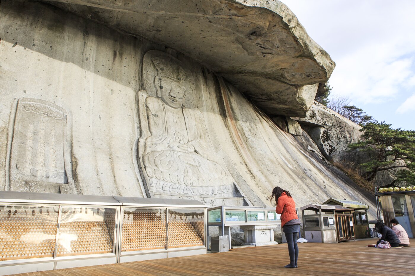 본문 이미지 - 새해맞이 기도하러 사람들이 모이는 눈썹바위 아래 보문사 마애석불좌상